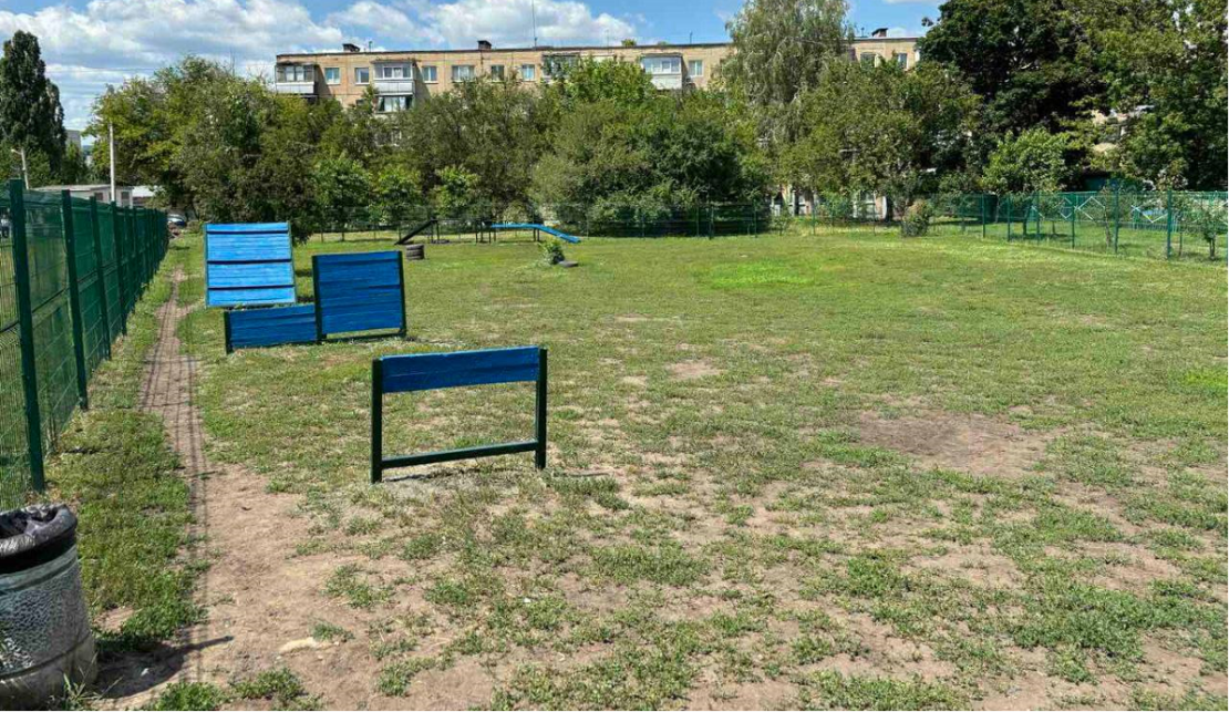 У Харкові наводять лад на майданчиках для вигулу собак (фото)