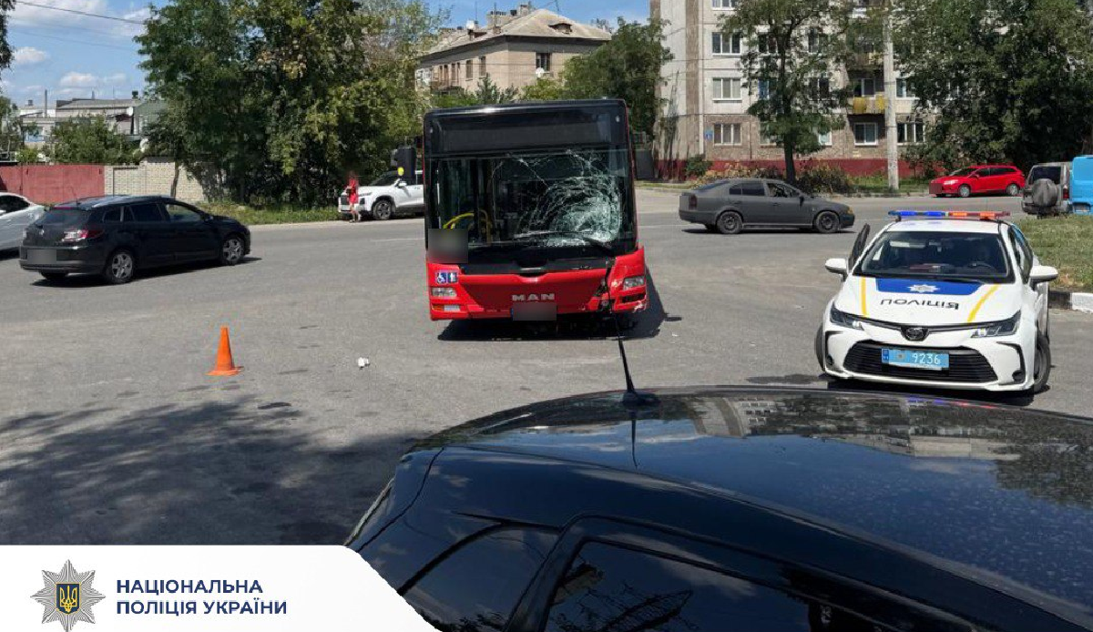 У Харкові зіткнулися автобус та самокат: загинув чоловік