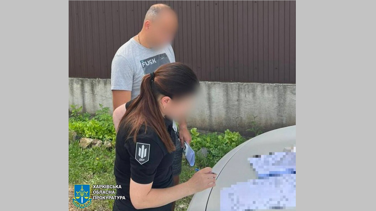 У Харкові посадовець поліції допоміг ухилянту знятися з розшуку та оновити дані