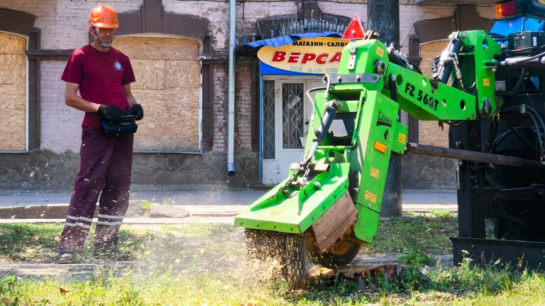 Комунальники наводять лад на вулицях Харкова (фото)