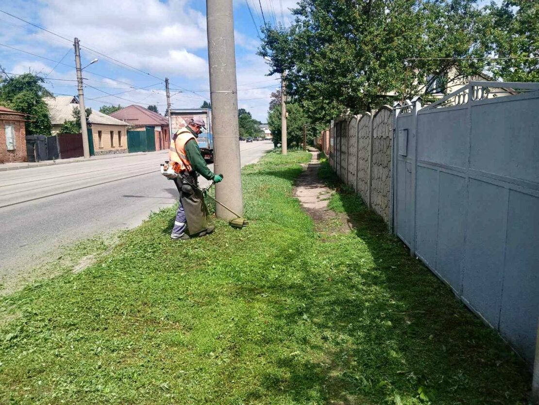 Харківські комунальники наводять лад у приватному секторі (фото)