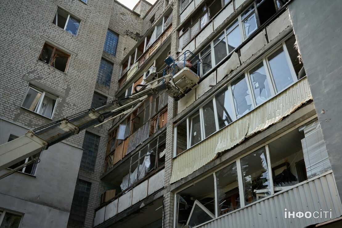 Як усували наслідки масованої атаки у Київському районі Харкова (фоторепортаж)
