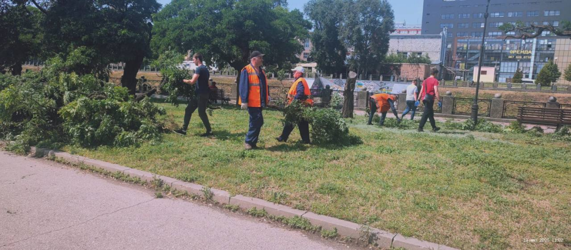 Співробітники Харківського метро допомагають у ліквідації наслідків негоди