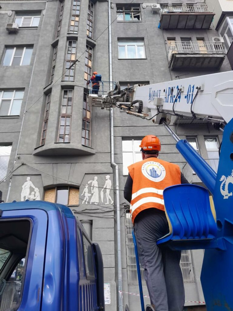 Комунальники прибирають наслідки нічного обстрілу Харкова (фото)