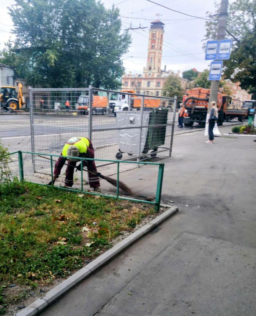 Комунальники прибирають наслідки нічного обстрілу Харкова (фото)