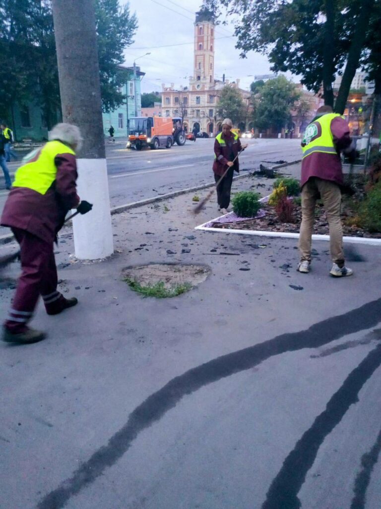 Комунальники прибирають наслідки нічного обстрілу Харкова (фото)