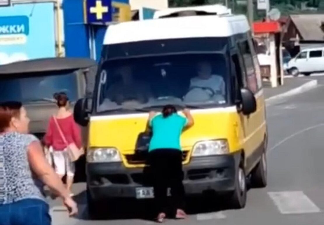 У Мерефі під Харковом жінка намагалася зупинити бус ТЦК