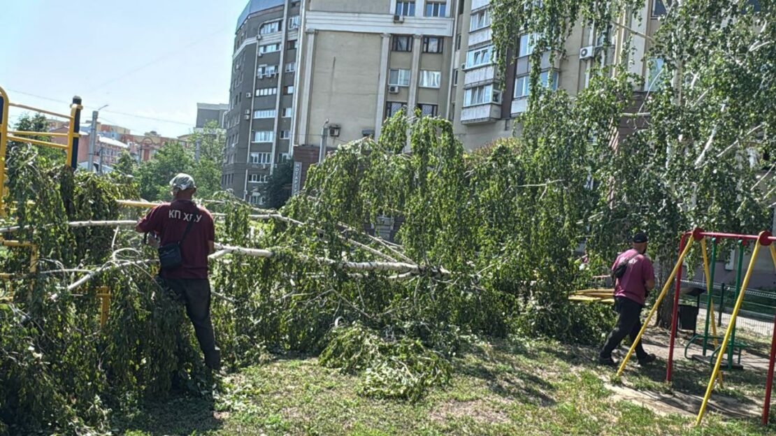 Ліквідація наслідків буревію 12 липня у Харкові триває