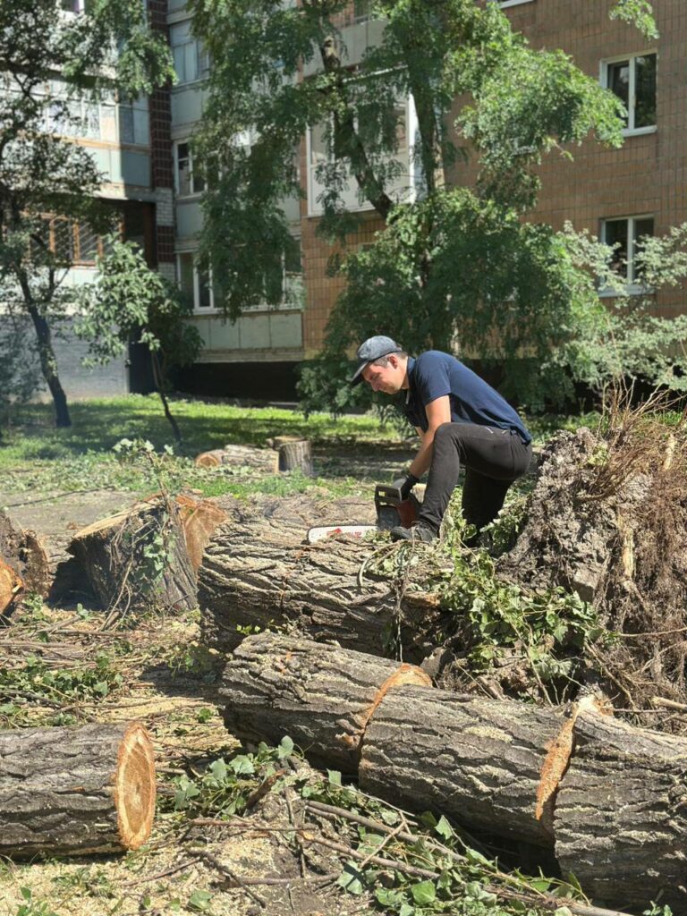 У Харкові продовжують усувати наслідки буревію 12 липня