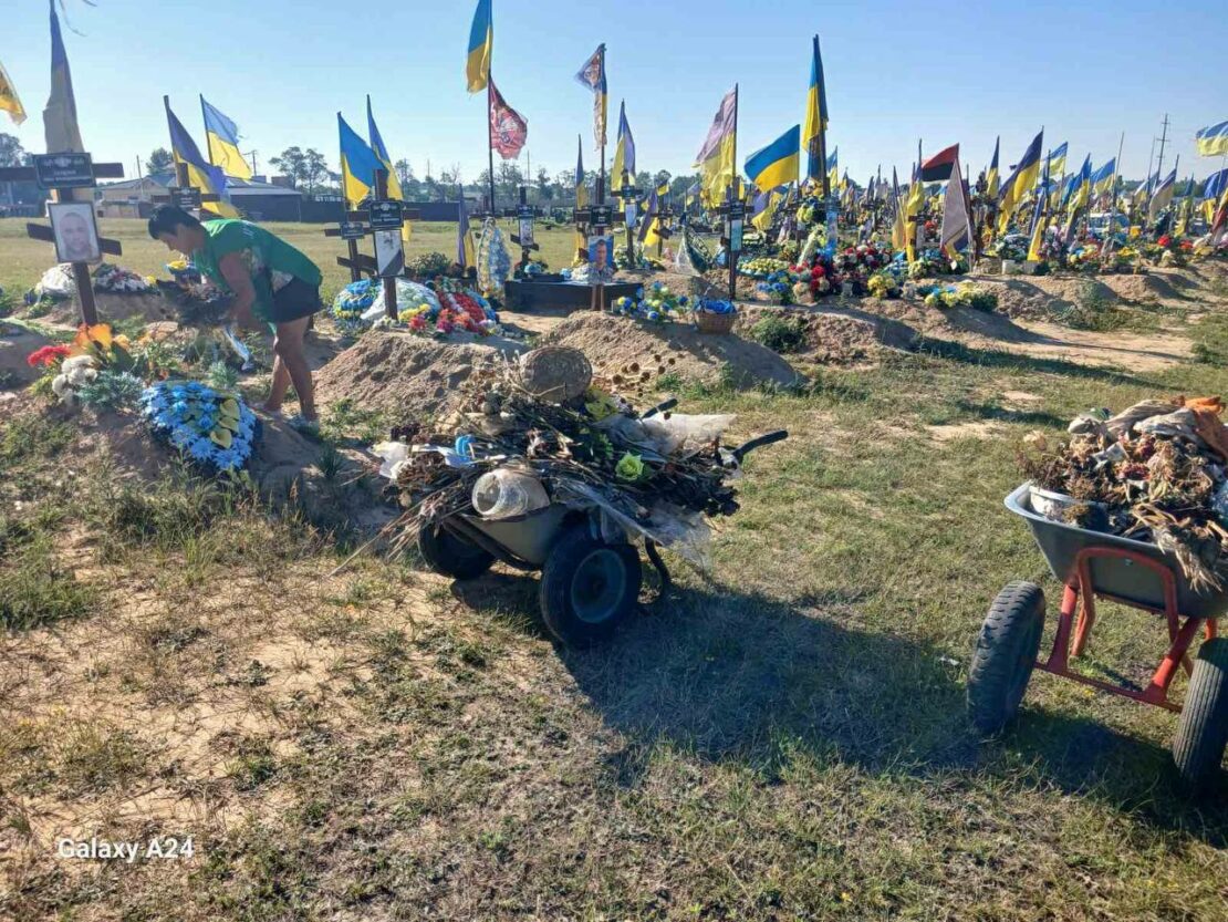 Суботній ураган повалив понад 100 дерев на кладовищах у Харкові