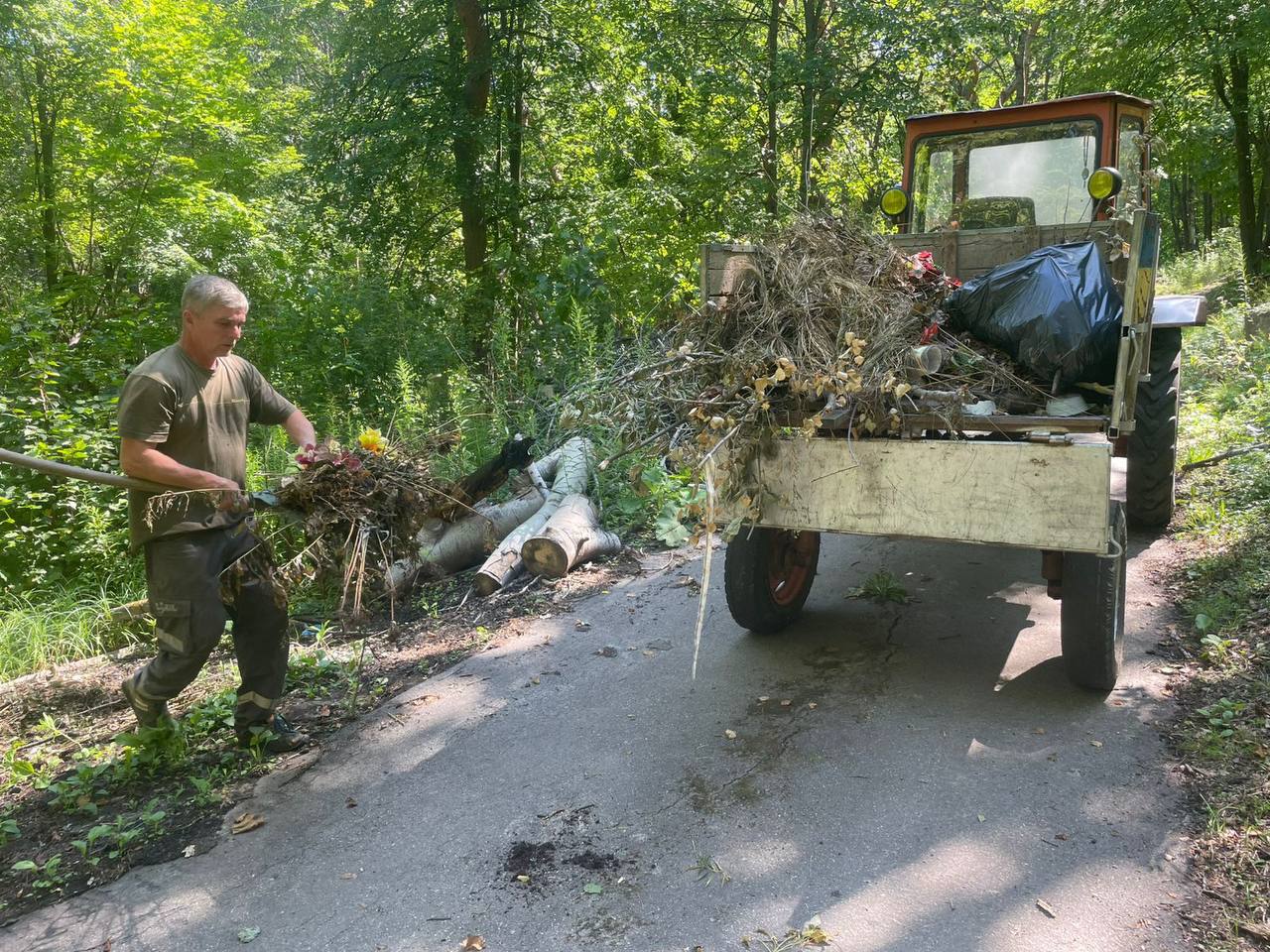 Суботній ураган повалив понад 100 дерев на кладовищах у Харкові