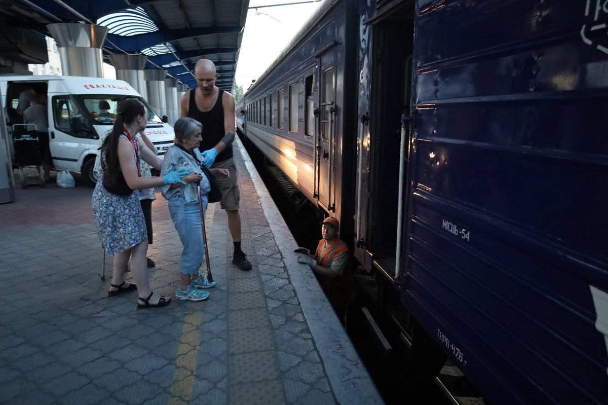 Укрзалізниця продовжує евакуацію цивільних з прифронтових територій