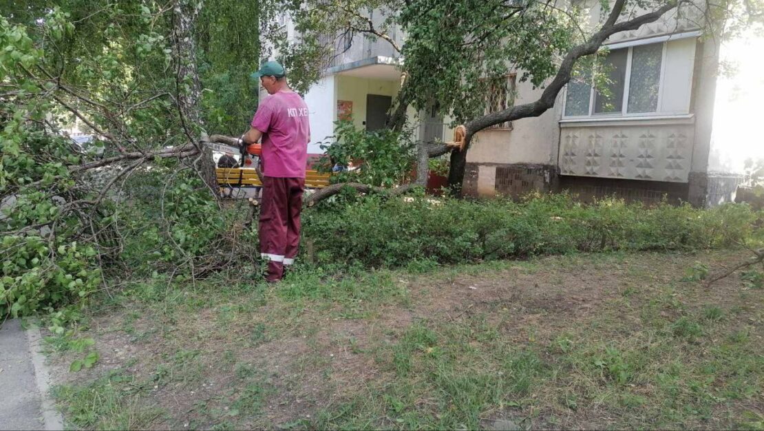 У Харкові триває прибирання після буревію 12 липня (фото)