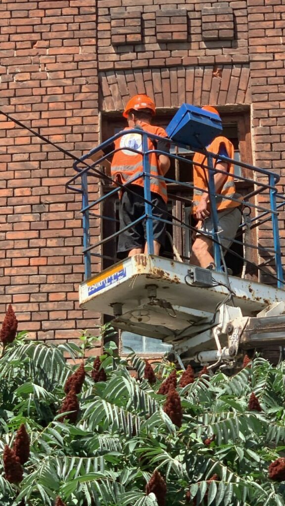 Комунальники усувають наслідки ранкового удару по Харкову (фото)