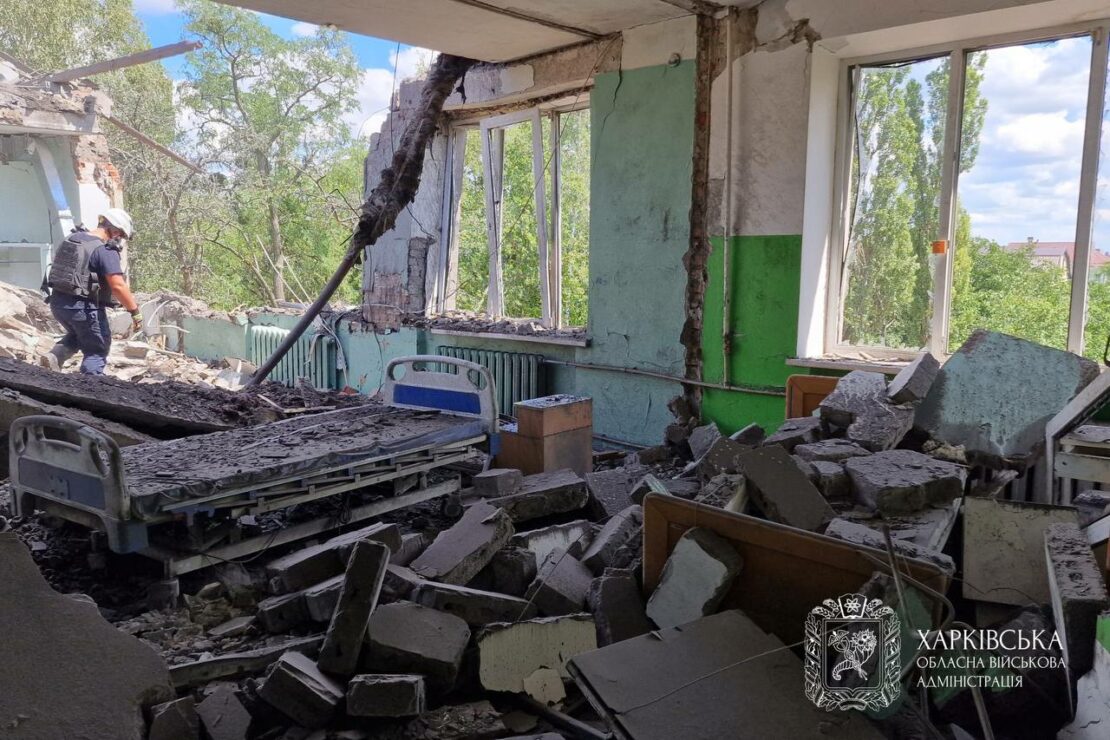 Фото наслідків російського удару по лікарні в Харкові