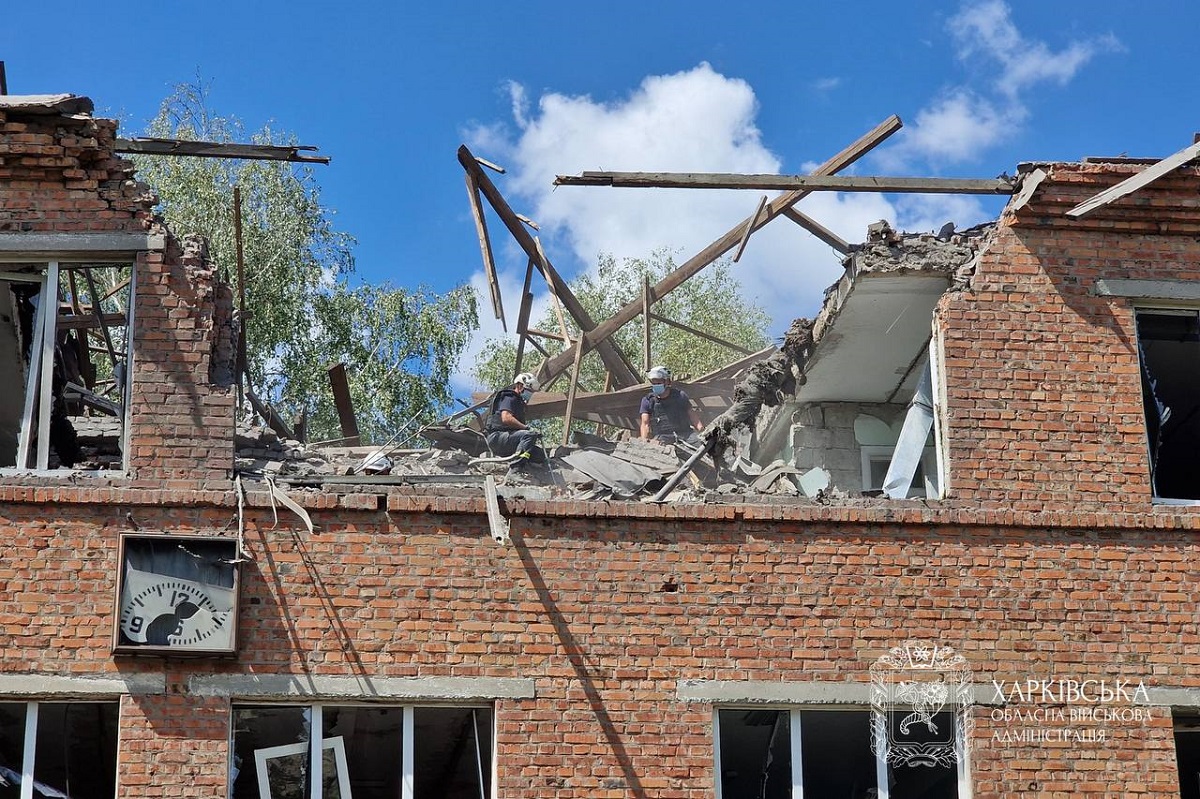 Фото наслідків російського удару по лікарні в Харкові