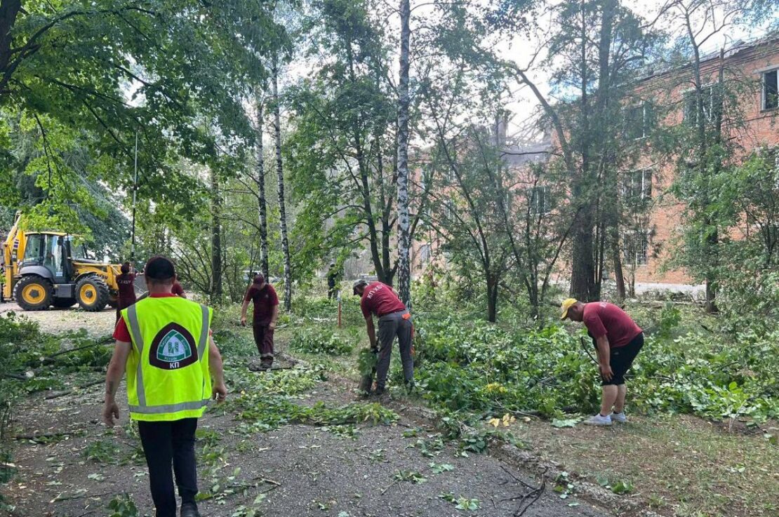 Комунальники усувають наслідки ранкового удару по Харкову (фото)