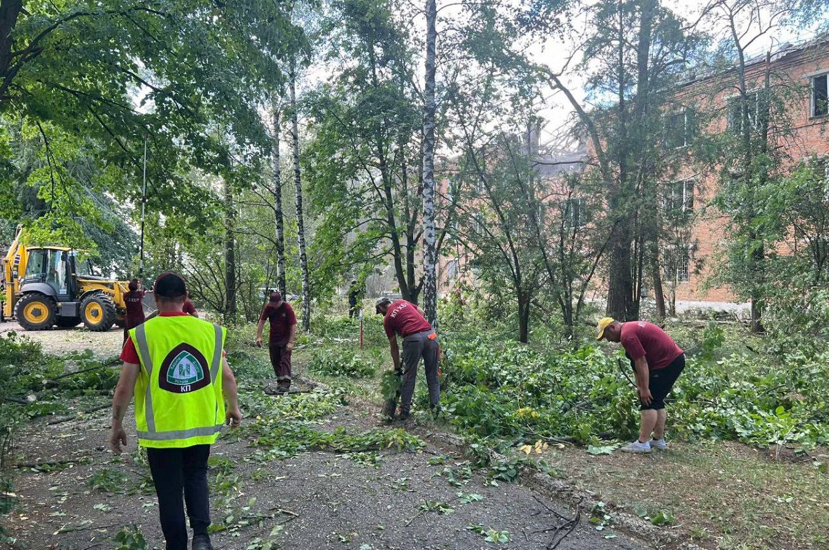 Комунальники усувають наслідки ранкового удару по Харкову (фото)