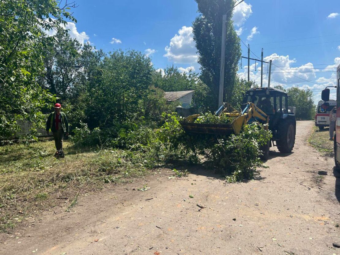 Комунальники усувають наслідки ранкового удару по Харкову (фото)