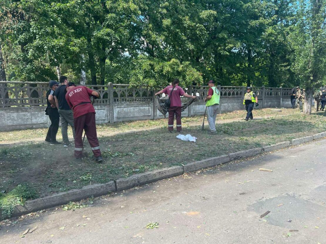 Комунальники усувають наслідки ранкового удару по Харкову (фото)