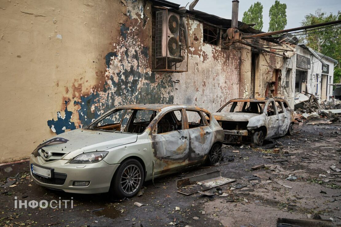 Атака дронів на Харків: пошкоджені будинки, згоріли авто (фото)