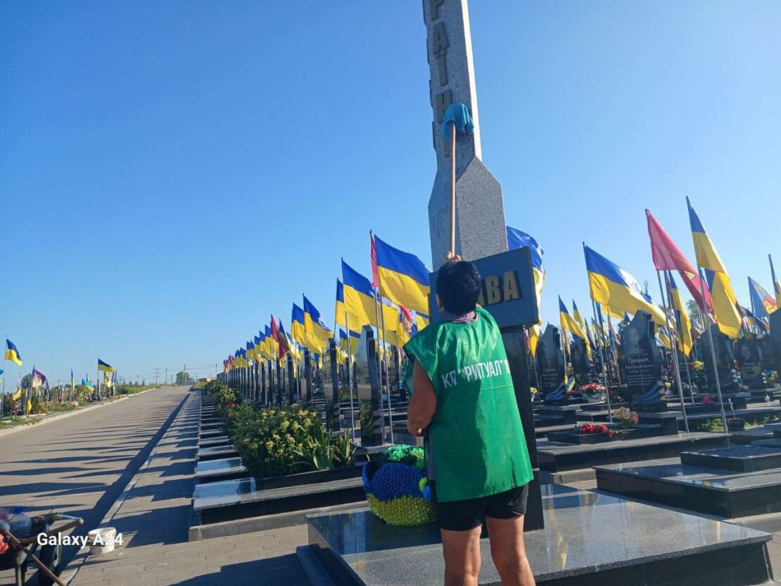 Харківські комунальники наводять лад на кладовищах (фото)