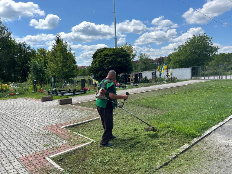 Комунальники наводять лад на харківських кладовищах (фото)