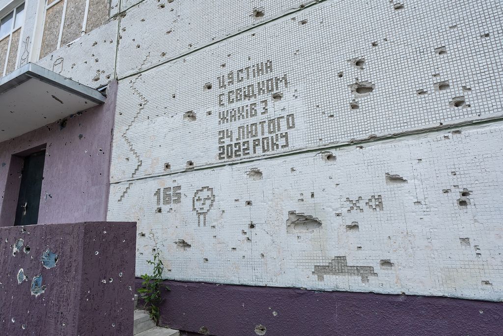 На пошкодженій обстрілами школі на Північній Салтівці з'явилися графіті часів війни