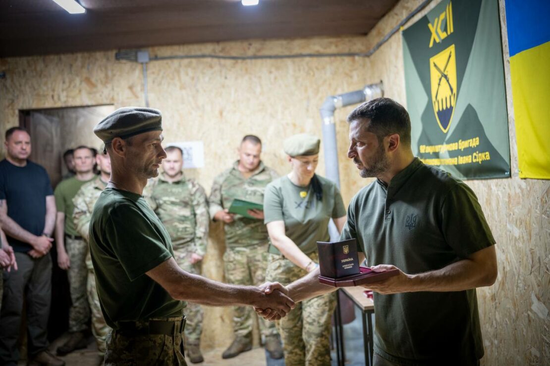 Президент відвідав Харківщину та нагородив військових (фото)