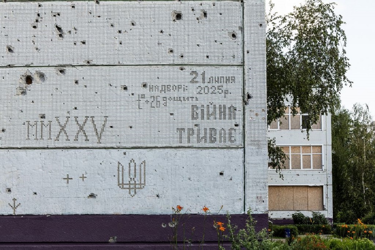 На пошкодженій обстрілами школі на Північній Салтівці з'явилися графіті часів війни