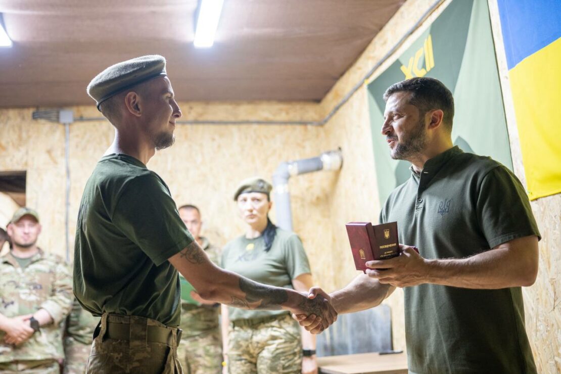 Президент відвідав Харківщину та нагородив військових (фото)