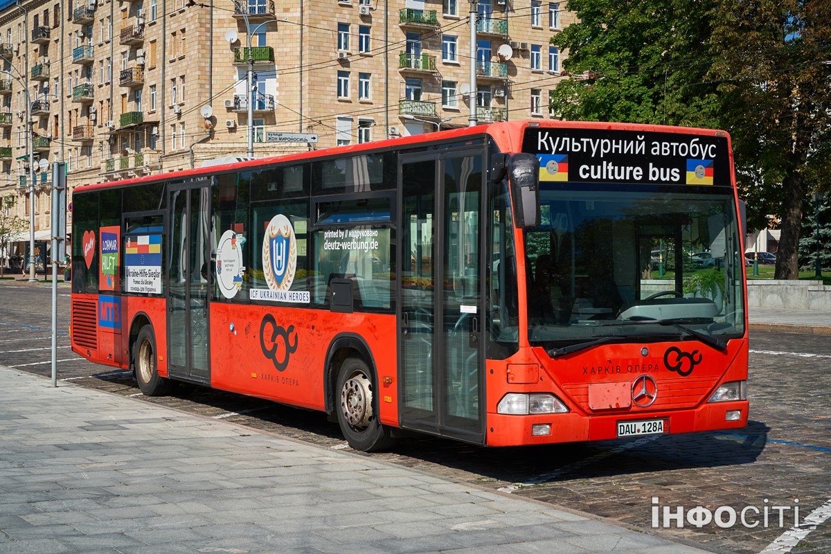 Харківський театр отримав культурний автобус від Німеччини