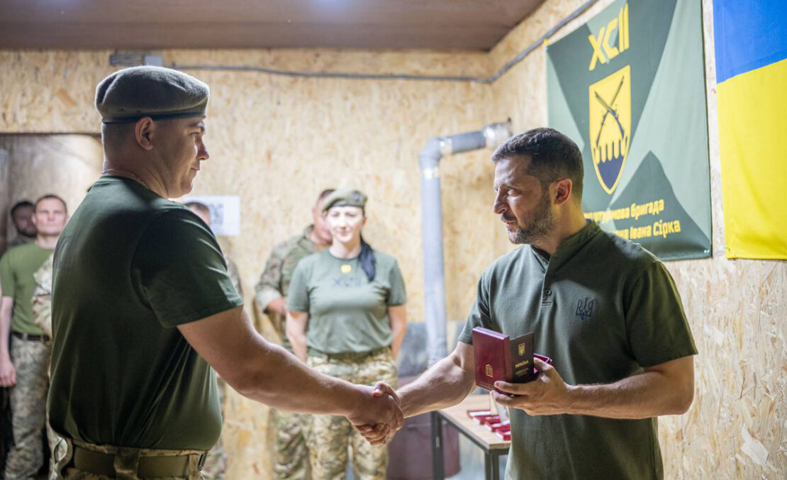 Президент відвідав Харківщину та нагородив військових (фото)
