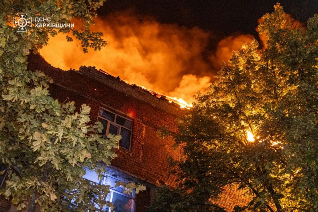 Ворожий безпілотник вдарив по Харкову: сталася масштабна пожежа