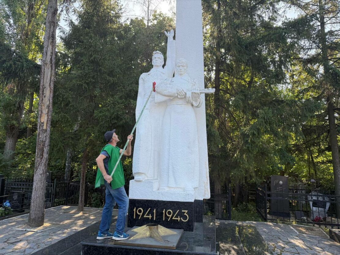 Харківські комунальники наводять лад на кладовищах (фото)