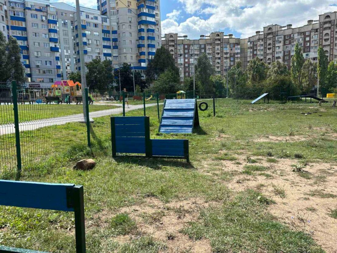 У Харкові відновлюють майданчики для вигулу собак (фото)