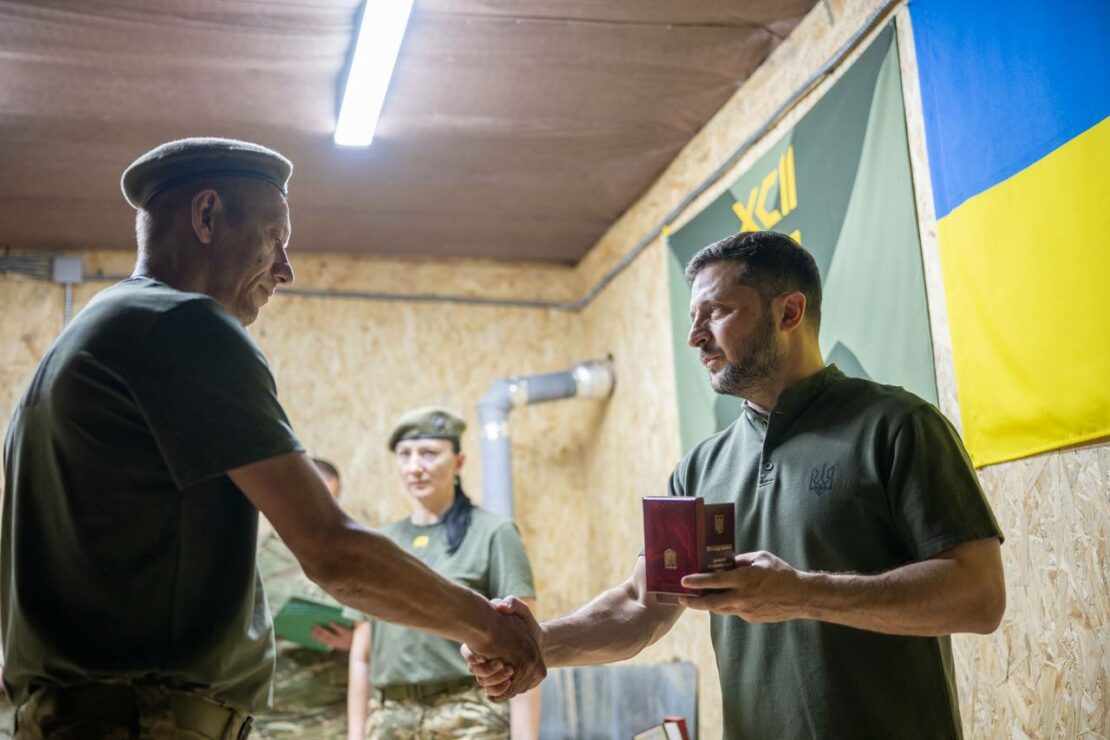 Президент відвідав Харківщину та нагородив військових (фото)