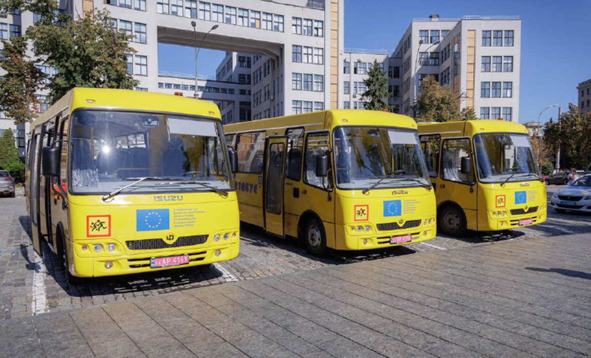 Громади Харківщини отримали нові шкільні автобуси