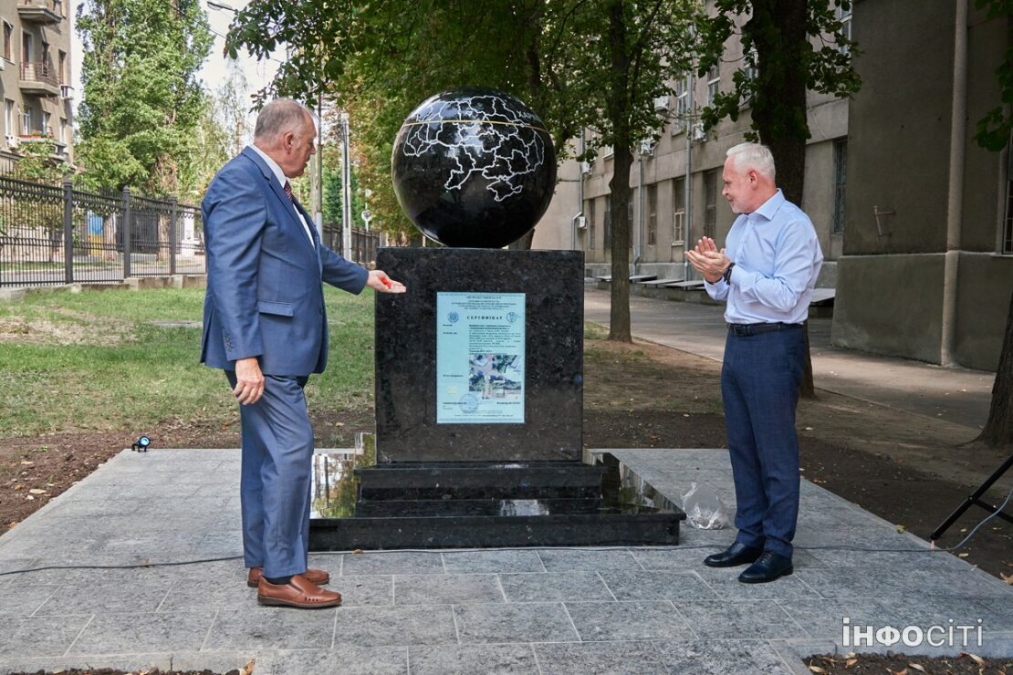 У ХПІ відкрили пам'ятник «50-й паралелі» (фоторепортаж)