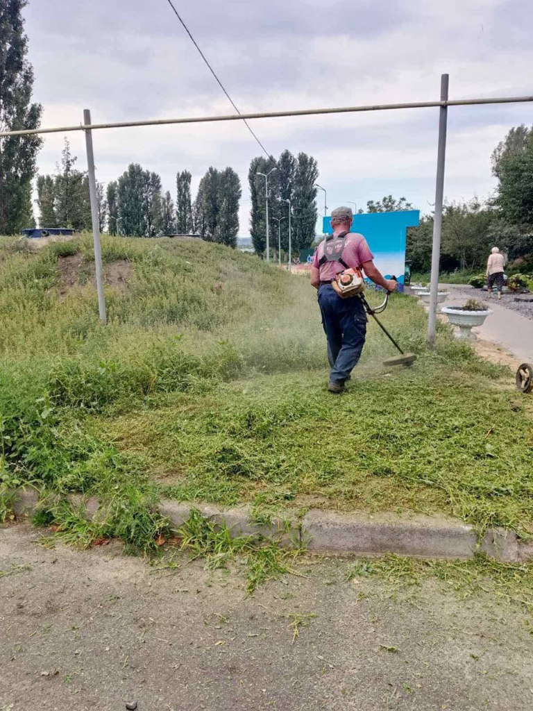 Комунальники Харкова наводять лад на вулицях міста (фото)