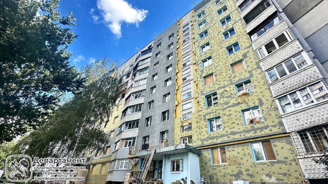 У Харкові відновлюють пошкоджений обстрілами будинок (фото)
