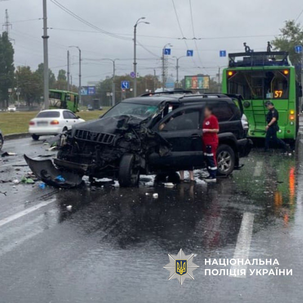 У Харкові п'яний водій влаштував ДТП за участю автобуса та тролейбуса