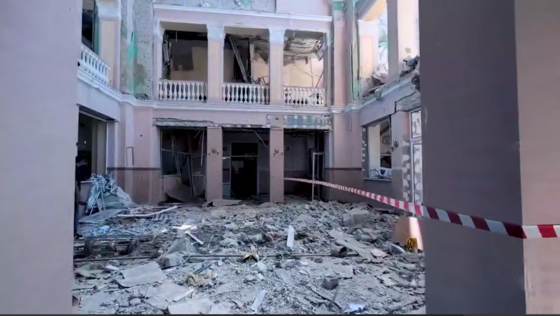 Нічна атака на Лозову: загинули двоє людей, пошкоджено вокзал і житлові будинки