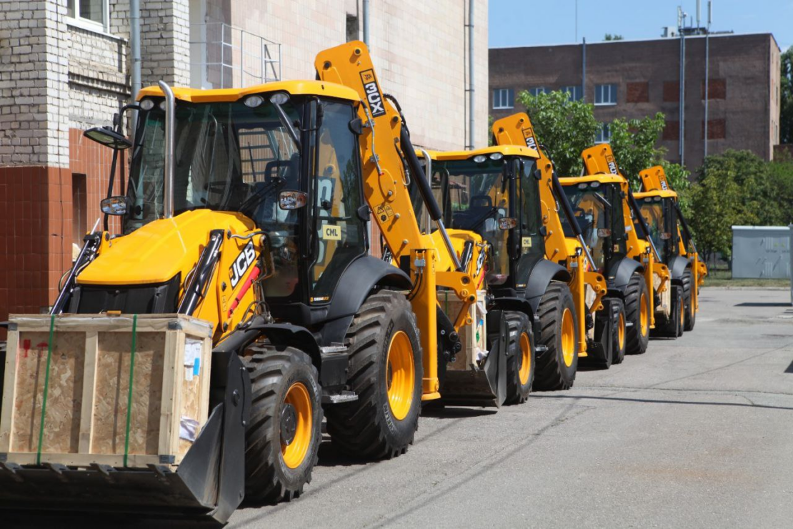 Харківобленерго отримав чотири екскаватори JCB для ремонту кабельних мереж