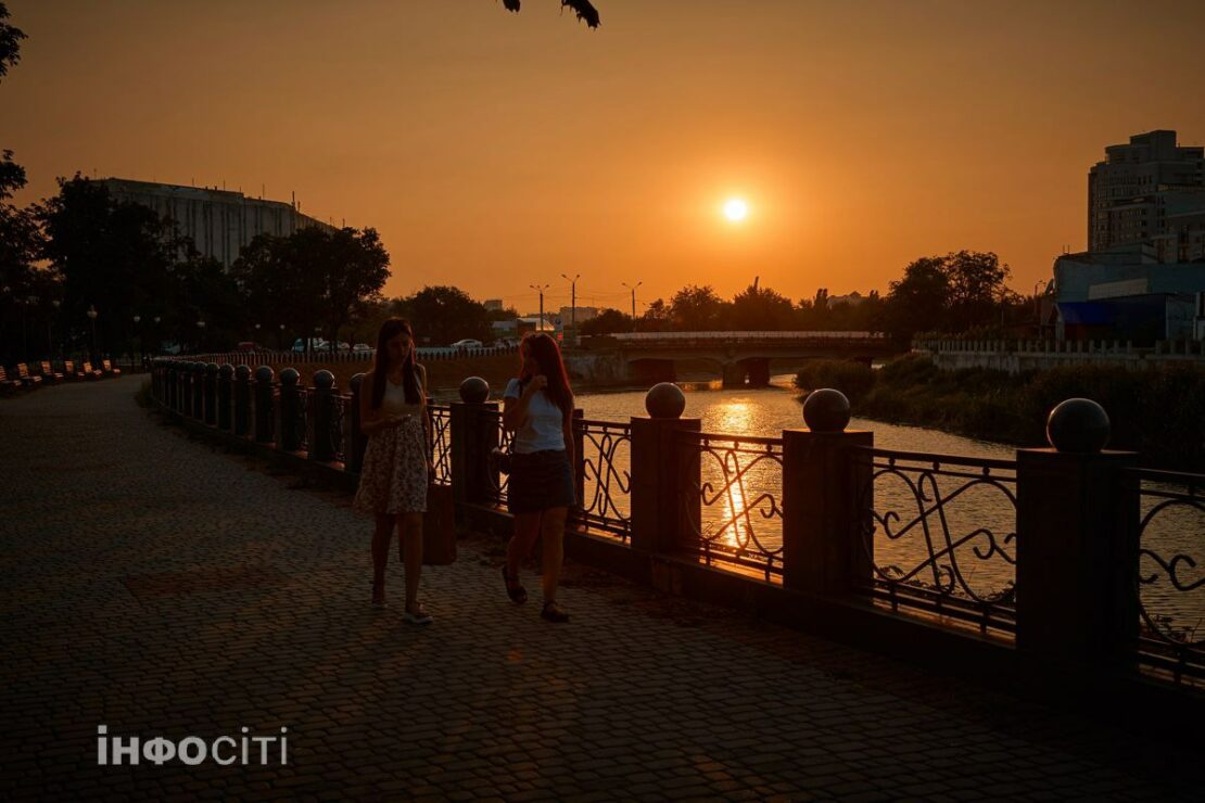 Захід сонця у Харкові (фото)