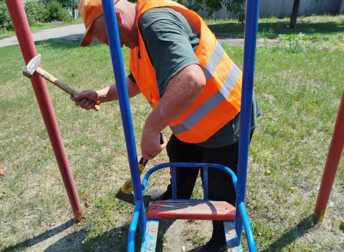 Комунальники наводять лад у приватному секторі Харкова (фото)