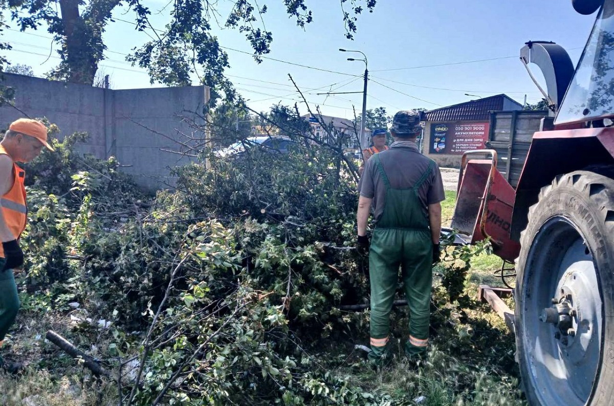 Комунальники наводять лад у приватному секторі Харкова (фото)