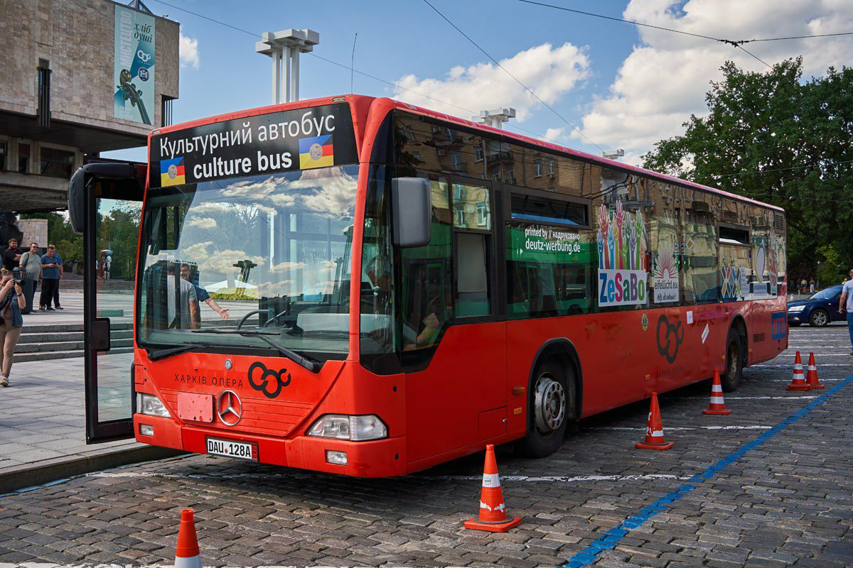 Німецький автобус для театру опери та балету: допомога, що рухає культуру