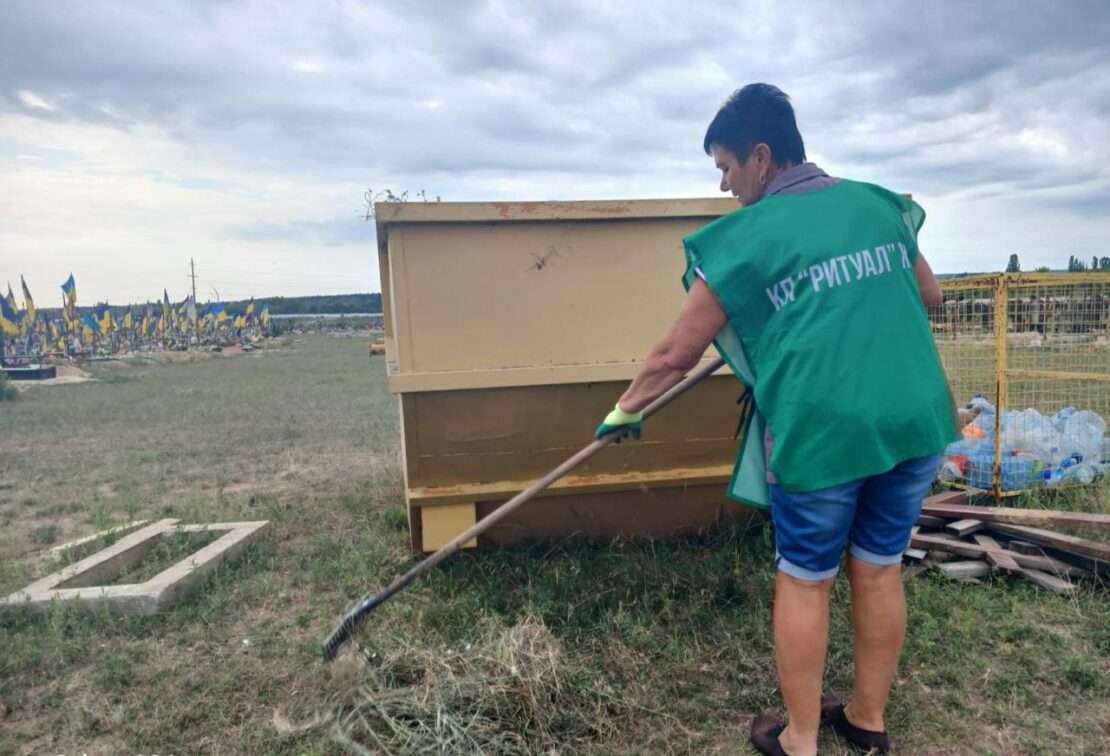 Харківські комунальники наводять лад на кладовищах