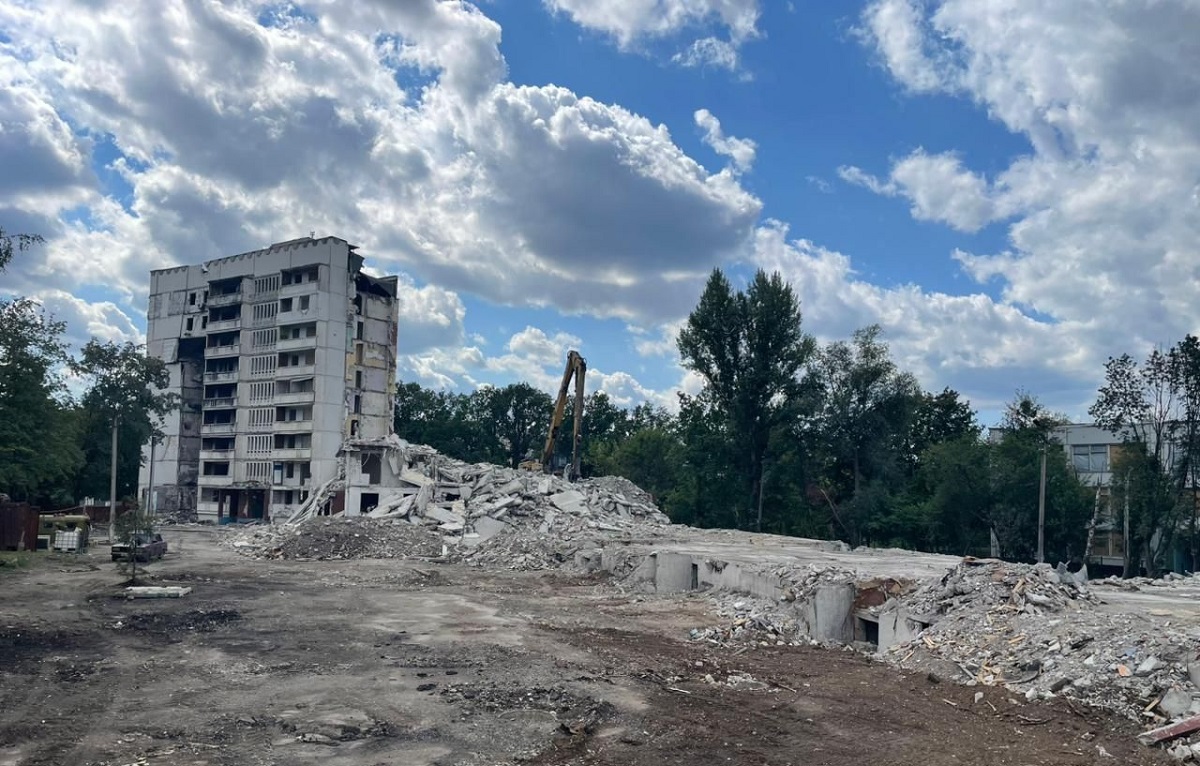 У Харкові триває демонтаж зруйнованих обстрілами будинків